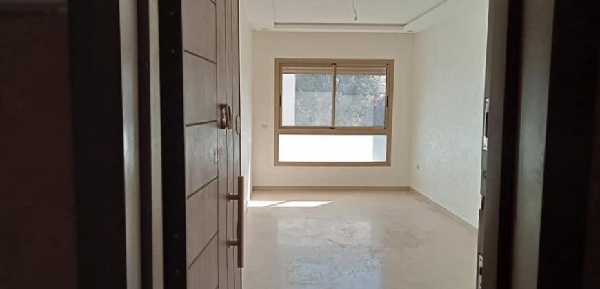 studio neuf à louer vide quartier les hôpitaux 52m²