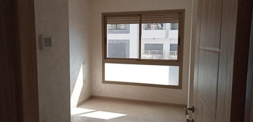studio neuf à louer vide quartier les hôpitaux 52m²